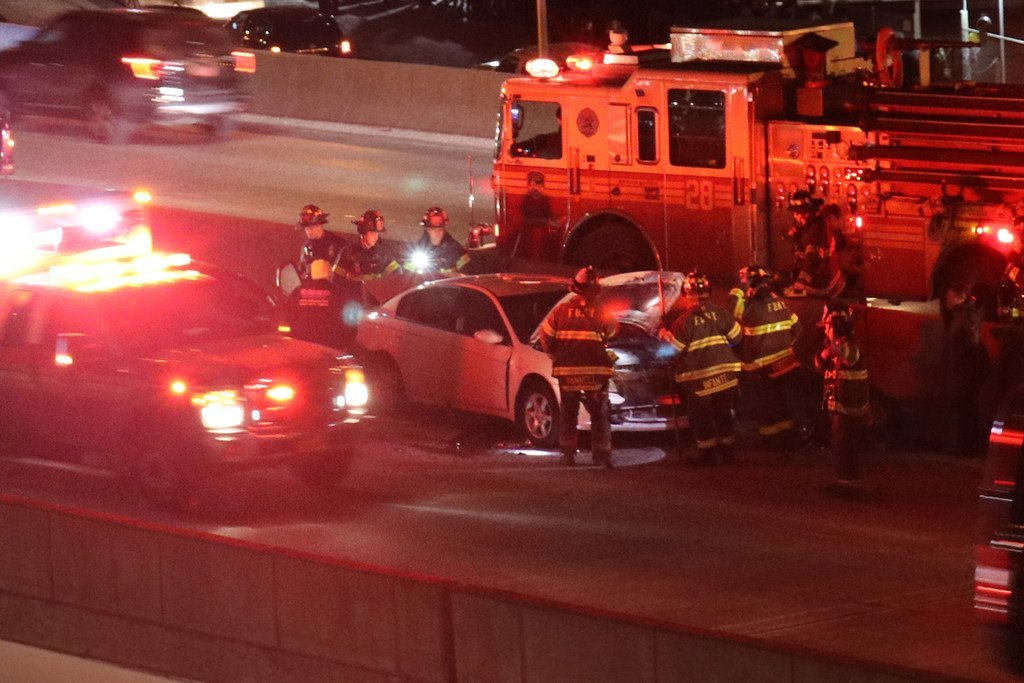 Des véhicules de secours interviennent sur la scène d'un accident de la route à New York, aux Etats-Unis.