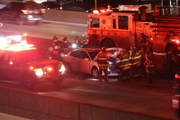 纽约发生的一起交通事故。及时的响应和医疗援助可以帮助拯救遭遇交通事故的人。