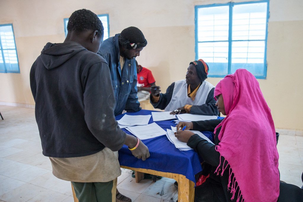 تسجيل مهاجرين في مركز عبور في أغاديز بالنيجر. (من الأرشيف)