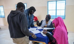 Des migrants enregistrés dans un centre de transit à Agadez, au Niger. 