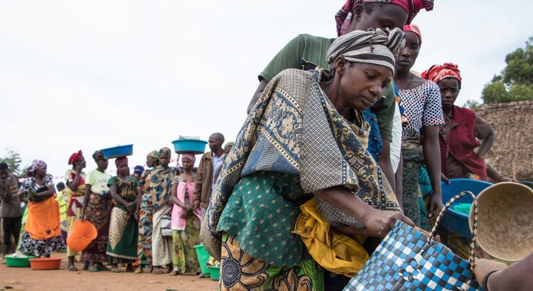RDC: des femmes se rassemblent à un point de distribution alimentaire à Nyanzale, au Nord-Kivu. La distribution cible les ménages les plus vulnérables et dessert environ 30% de toutes les familles déplacées