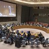 Le Représentant spécial du Secrétaire général et Chef de la Mission d'appui des Nations Unies en Libye (MANUL), Ghassan Salamé (à l'écran, à droite), informe le Conseil de sécurité sur la situation en Libye.
