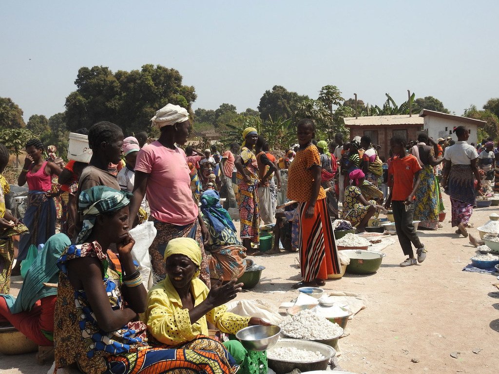 Des femmes et des enfants déplacés dans un camp de fortune dans la ville de Paoua, en République centrafricaine.