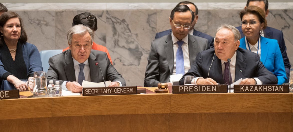 Le Secrétaire général de l'ONU, António Guterres (à gauche), à côté de Nursultan Nazarbaïev, Président du Kazakhstan, devant le Conseil de sécurité lors d'une réunion sur la non-prolifération. Photo ONU/Eskinder Debebe