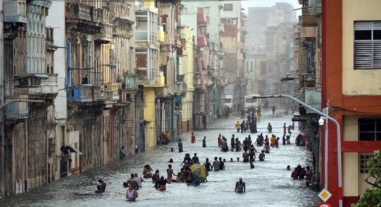 Наводнение  в  Гаване, Куба, после урагана  Ирма . 