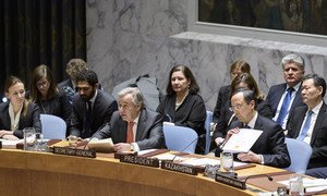 Le Secrétaire général de l'ONU, António Guterres (à gauche), à côté de Kairat Abdrakhmanov, Ministre kazakh des affaires étrangères, devant le Conseil de sécurité. Photo ONU/Manuel Elias
