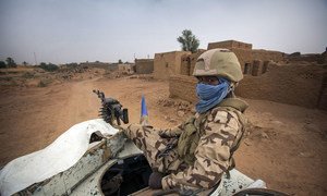 Un casco azul de Chad patrulla en el norte de Mali.