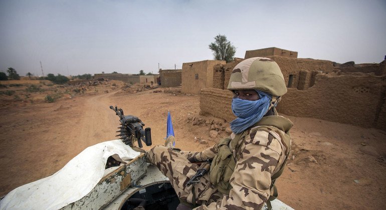 Un casco azul de Chad patrulla en el norte de Mali.