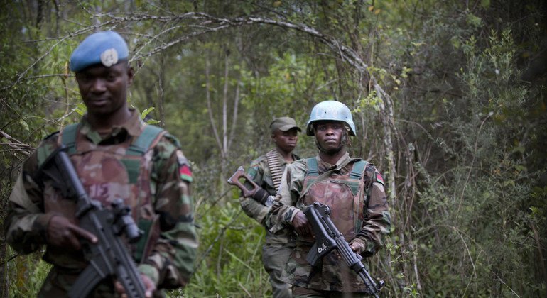 Cascos azules de la MONUSCO patrullan con soldados de las fuerzas armadas congoleses. 