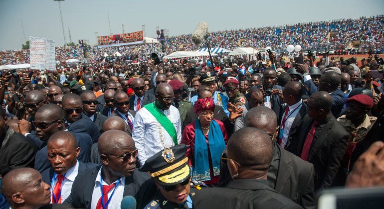 Le nouveau Président du Libéria, George Weah (au centre gauche), marche avec l'ancienne Présidente, Ellen Johnson Sirleaf (au centre droit) lors de la cérémonie d'investiture. Photo ONU/Albert Gonzalez Farran