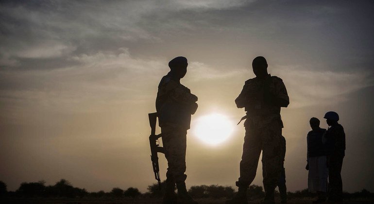 Fuerzas de paz chadianas con una patrulla de MINUSMA cerca de Kidal, en el norte de Mali, en diciembre de 2016.