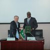 Antonio Guterres, el Secretario General de la ONU, y Moussa Faki, el presidente de la Comisión de la Unión Africana, firman el acuerdo marco entre la dos organizaciones.