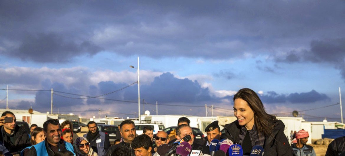La enviada especial de ACNUR Angelina Jolie en una conferencia de prensa en el campo de Za`atari en Jordania.