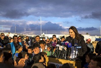 L'Envoyée spéciale du HCR, Angelina Jolie, avec des enfants réfugiés syriens au camp de Za'atari, en Jordanie. Photo HCR/Ivor Prickett