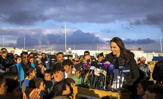 Angelina Jolie com refugiados sírios no acampamento de Zaatari, na Jordânia.