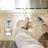 哥伦比亚癌症研究所“感染室”的研究人员正在做细菌和病毒培养实验。