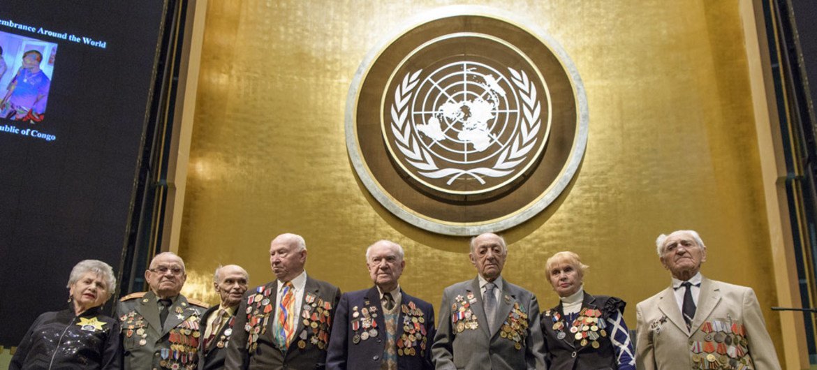 Photo de groupe de survivants de l'Holocauste et de participants à la commémoration des Nations Unies. Photo ONU/Manuel Elias
