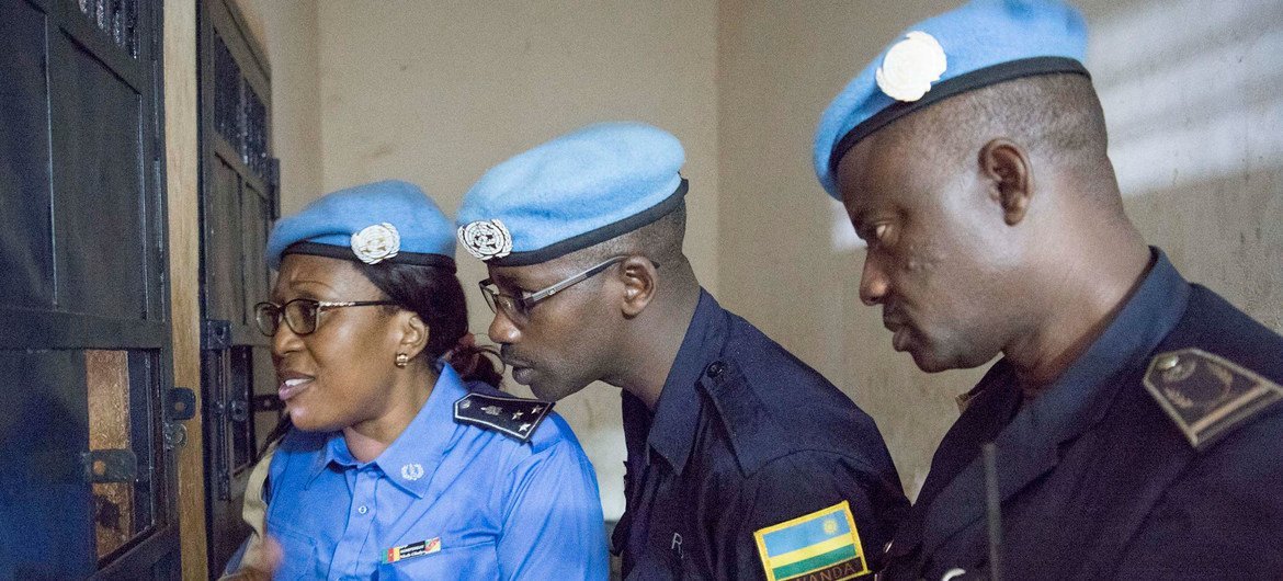 Женщина-полицейский из Миссии ООН в ЦАР в полицейском участке в Банги 