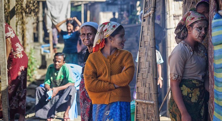 Mujeres en el campamento de desplazados de Basara en la localidad Sittwe, en el estado de Rakhine, en Myanmar en diciembre de 2013
