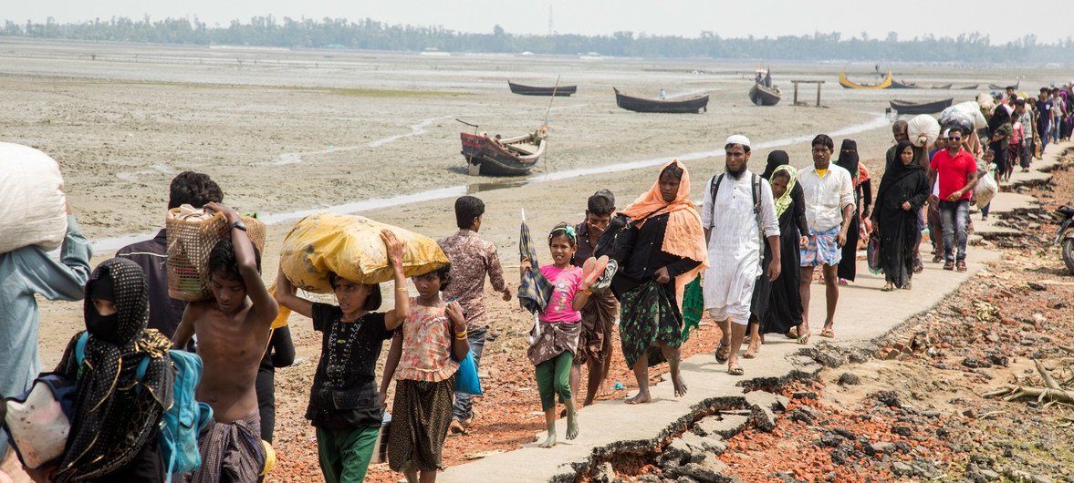 म्याँमार के उत्तरी प्रान्त राख़ीन में हिंसा से बचने के लिये, बांग्लादेश की तरफ़ जाते हुए रोहिंज्या शरणार्थी. 