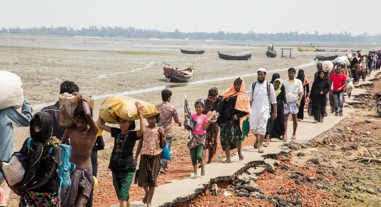 لاجئو الروهينجا يصلون إلى كوكس بازار في بنغلاديش مشيا على الأقدام هربا من العنف في ميانمار.