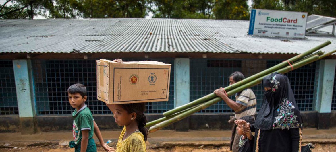 罗兴亚难民携带仅有的几件物品抵达孟加拉国考克斯巴扎。