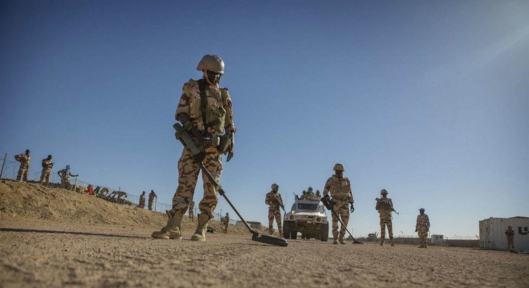 Las tropas chadianas protegen los convoyes en las regiones más peligrosas controladas por grupos terroristas. En la imagen, soldados realizan una inspección para detectar la presencia de explosivos.