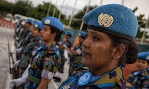 En Haïti, une unité de police bangladaise composée exclusivement de femmes a servi au sein de la Mission des Nations Unies (MINUSTAH), de 2015 jusqu’à la fermeture de la mission en octobre 2017. Sur la photo, le contingent lors de la cérémonie de départ. 