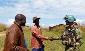 Un commandant de patrouille du bataillon bangladais rencontre le chef du village de l'ADA, dans la province de l'Ituri, dans l'est de la RDC, au cours d'une patrouille de routine.