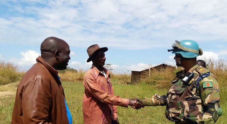 Un commandant de patrouille du bataillon bangladais rencontre le chef du village de l'ADA, dans la province de l'Ituri, dans l'est de la RDC, au cours d'une patrouille de routine.