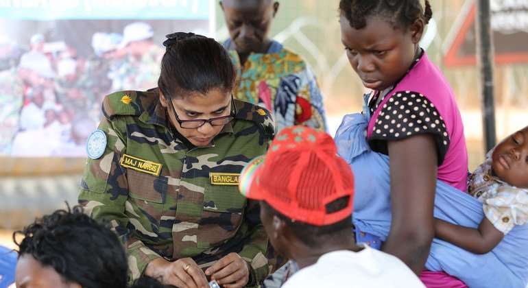 Los miembros de estos contingentes desempeñan distintas funciones en las misiones de paz. Fotografía de una oficial pasando consulta médica a los residentes de una comunidad en la República Centroafricana.