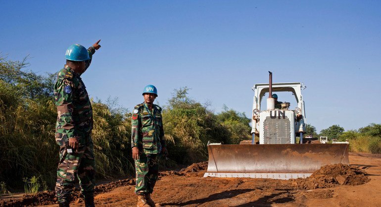 Los ingenieros bangladesís que prestan servicio en la misión de Sudán del Sur dirigen la labor de mejorar la franja de 78 kilómetros que existe entre Gumbo y Mangalla, en la carretera entre Juba y Bor.