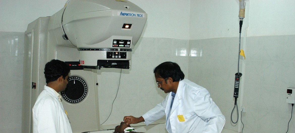 Un patient utilisant une thérapie au cobalt dans un hôpital à Kandy, au Sri Lanka.