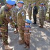 Командующий силами ООН на Кипре Генерал-майор Мохаммад Хумаюн Кабир (Бангладеш) приветсвует юного участника парада - местного мальчика