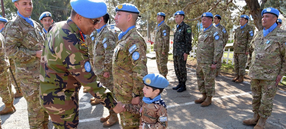Командующий силами ООН на Кипре Генерал-майор Мохаммад Хумаюн Кабир (Бангладеш) приветсвует юного участника парада - местного мальчика