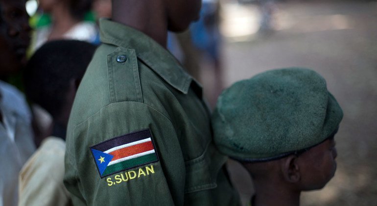 Niños asociados por un grupo armado en Yambio, Sudán del Sur, esperan a ser liberados
