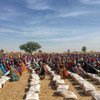 Des personnes déplacées sur un site de distribution de nourriture à Rann, dans l'État de Borno, dans le nord-est du Nigéria.
