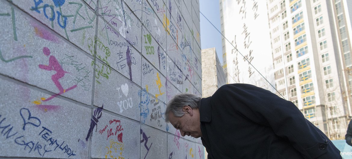 Генеральный секретарь ООН Антониу Гутерриш расписывается на Стене олимпийского перемирия в Пхенчхане, Южная Корея