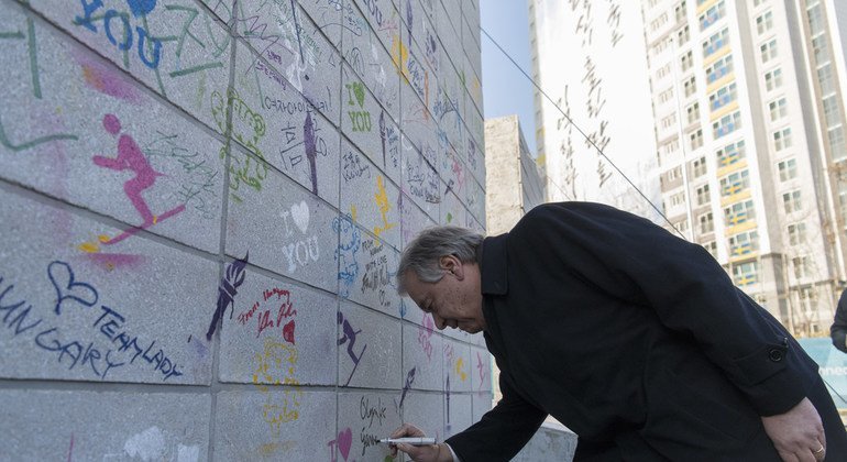 El Secretario General, António Guterres, firma en el muro de la tregua olímpica en los juegos de PyeongChang 
