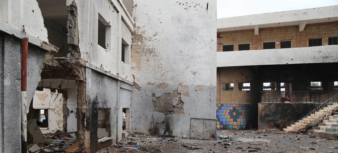 A school in Yemen's Taiz city badly damaged as a result of the fighting. (file)