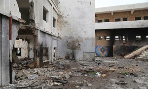 Escuela de la ciudad de Taizz dañada por el conflicto en Yemen