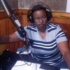جين جون، مذيعة في هيئة الإذاعة التنزانية تقدم برنامجا رياضيا.