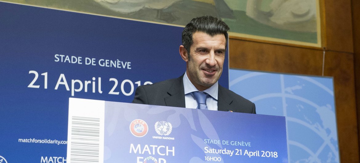 即将参加“团结之役”慈善足球赛的葡萄牙著名球星路易斯·菲戈在联合国日内瓦办事处出席活动新闻发布会。