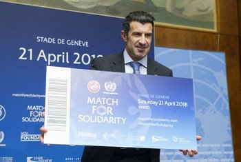 即将参加“团结之役”慈善足球赛的葡萄牙著名球星路易斯·菲戈在联合国日内瓦办事处出席活动新闻发布会。