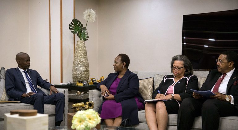 La Sous-Secrétaire générale des Nations Unies aux opérations de maintien de la paix, Bintou Keita (2e à partir de la gauche), discute avec le Président haïtien, Jovenel Moïse, à Port-au-Prince, en Haïti.
