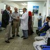 الطبيب عماد عفانة، يتحدث مع مدير عمليات الأونروا في غزة ماتياس شمالي عن الخدمات الصحية في مركز تل السلطان.