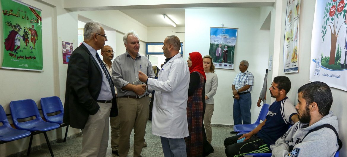 الطبيب عماد عفانة، يتحدث مع مدير عمليات الأونروا في غزة ماتياس شمالي عن الخدمات الصحية في مركز تل السلطان.