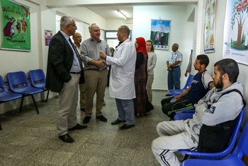 الطبيب عماد عفانة، يتحدث مع مدير عمليات الأونروا في غزة ماتياس شمالي عن الخدمات الصحية في مركز تل السلطان.