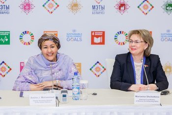  La Vice-Secrétaire générale de l'ONU, Amina Mohammed, (à gauche) lors d'une conférence de presse à Minsk, en Bélarus