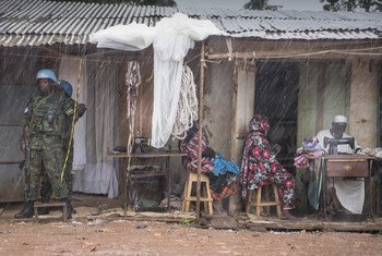 دورية تابعة لبعثة الأمم المتحدة في جمهورية أفريقيا الوسطى، في أحد أحياء العاصمة بانغي.